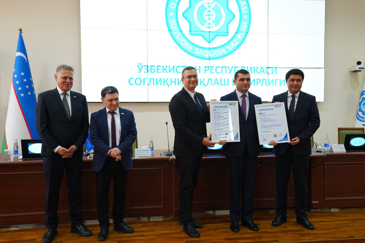 Соғлиқни сақлаш вазирлиги марказий аппаратига коррупцияга қарши бошқарув тизими халқаро стандарти бўйича ISO 37001:2016 ҳамда ISO 37001:2025 мувофиқлик сертификатлари топширилди.